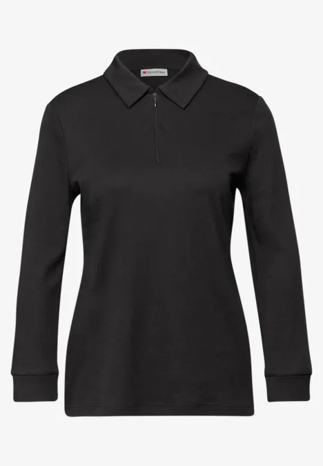 Schwarzes Langarm-Polohemd mit klassischem Kragen.